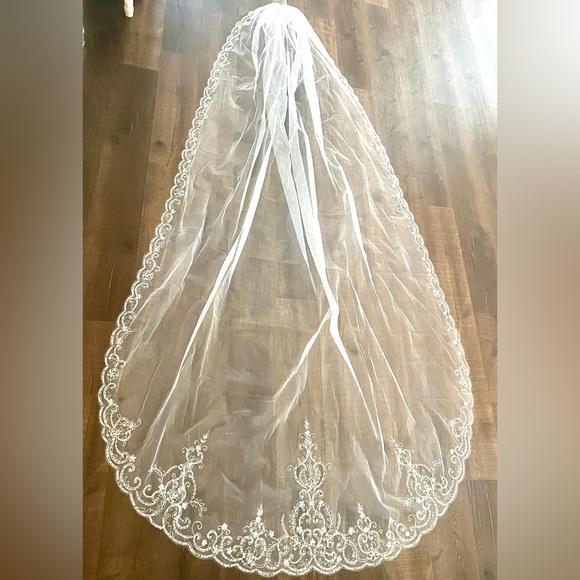 One tier Cathedral length embroidered wedding veil - Picture 3 of 6